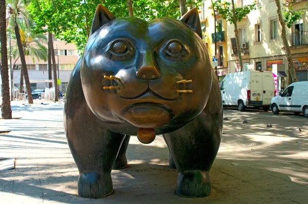 Barcelona, spanien - 16. juni 2014. die skulptur "el gato de bote — Stockfoto