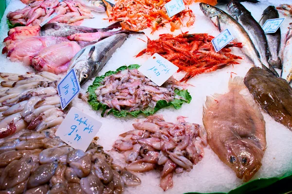 Морепродукты на рынке — стоковое фото