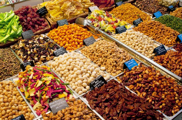 Noix mélangées et fruits secs sur le marché — Photo
