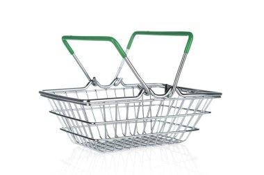 Boş alışveriş sepeti beyaz arkaplanda izole edilmiş.