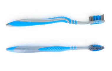 İki diş fırçası beyaz arkaplanda izole edilmiş.