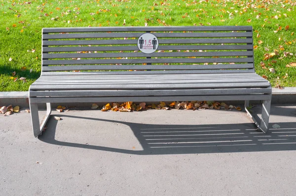 Houten Bank Herfstpark Met Waarschuwing Sociale Afstand — Stockfoto