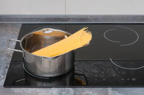 Dry Spaghetti Stainless Saucepan Electric Stove Kitchen — Stock Photo, Image