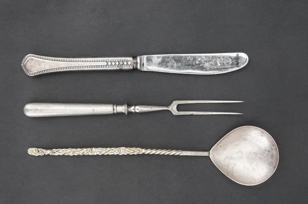 Cuchillo Metálico Antiguo Tenedor Cuchara Sobre Fondo Negro —  Fotos de Stock