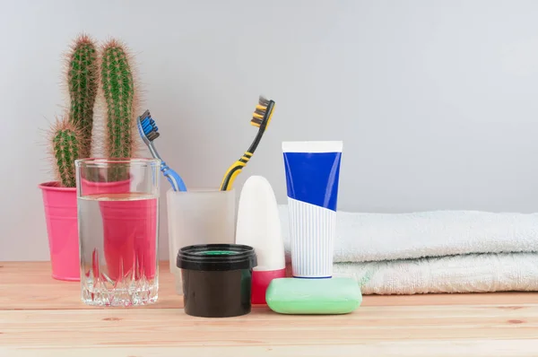 Zahnbürsten Mit Kaktus Wasserglas Paste Seife Und Handtuch Auf Holzgrund — Stockfoto