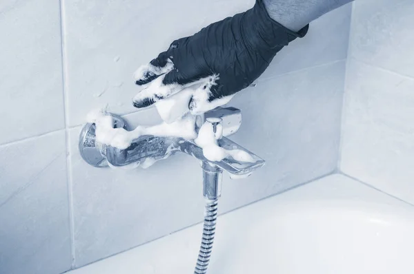 Hand Eines Mannes Schutzhandschuh Der Badezimmer Den Wasserhahn Reinigt Getöntes — Stockfoto