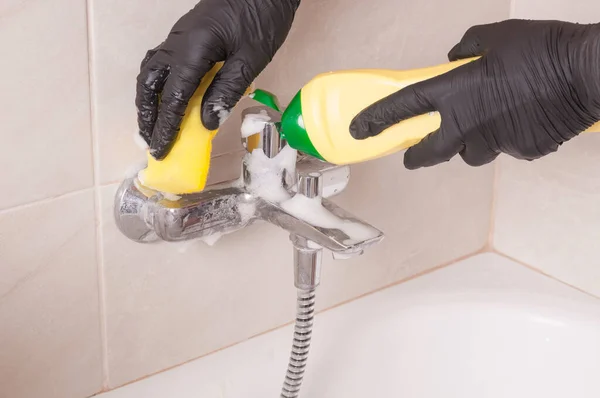 Menschenhände Schutzhandschuhen Reinigen Wasserhahn Badezimmer — Stockfoto