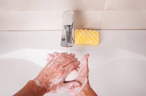 Mężczyzna Myje Ręce Mydłem Pod Kran Łazience — Zdjęcie stockowe