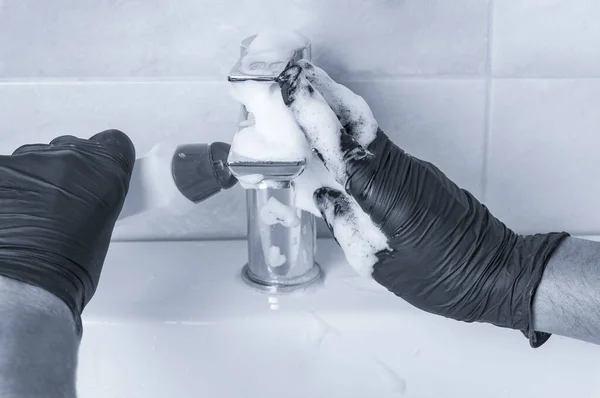 Ręce Człowieka Rękawiczkach Ochronnych Czyszczące Kran Łazience Uszkodzony Obraz — Zdjęcie stockowe