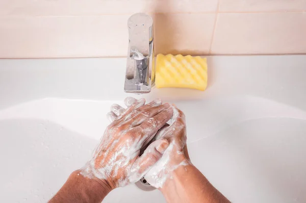 Mann Wäscht Sich Badezimmer Die Hände Mit Seife Unter Wasserhahn — Stockfoto