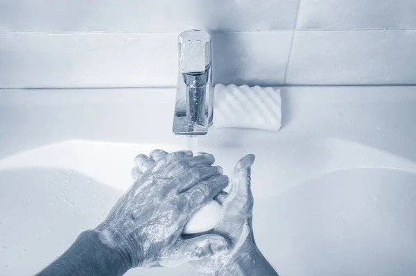 Facet Myje Ręce Mydłem Pod Kran Łazience Uszkodzony Obraz — Zdjęcie stockowe