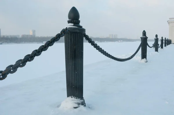 Chain Fence Frozen River Winter City Embankment — Photo
