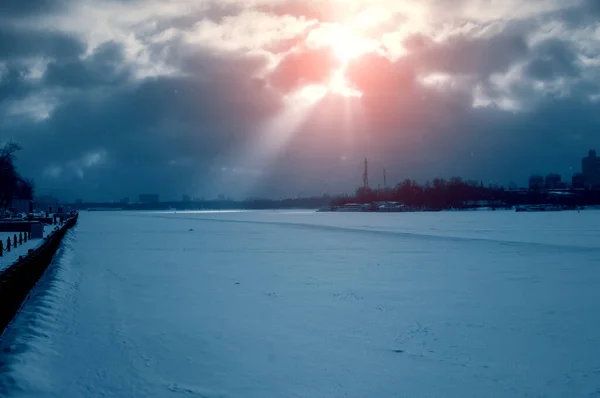 Embankment Frozen River Winter City Landscape — 图库照片