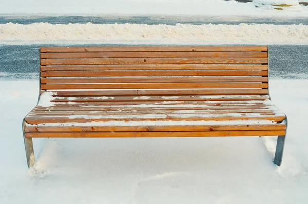 Empty Wooden Bench Winter Park — Zdjęcie stockowe