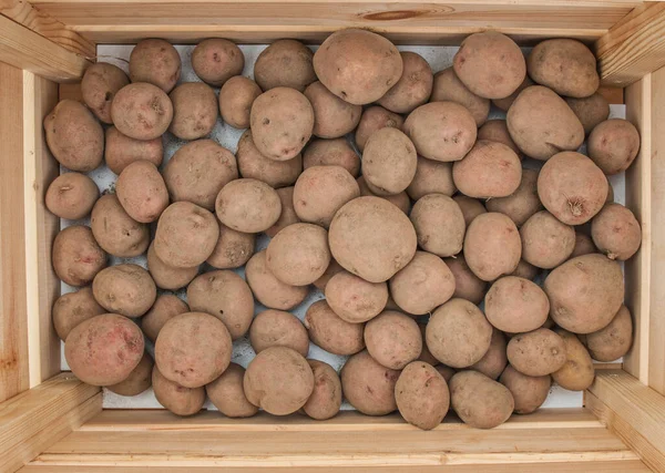 Raw Potatoes Wooden Box View — Zdjęcie stockowe