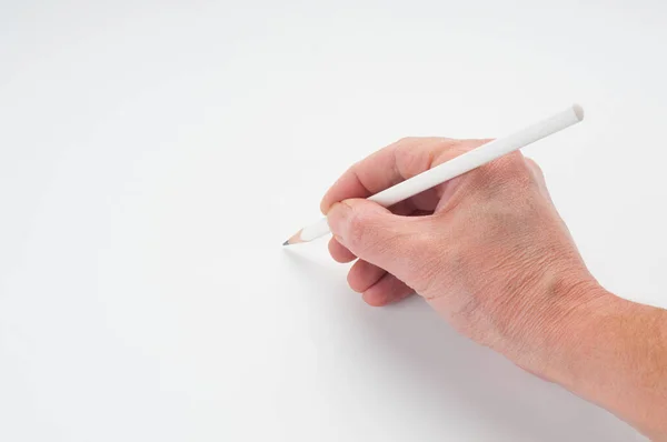 白地に鉛筆で書く男の手 — ストック写真