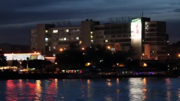 Město krajiny - odraz světla noční město řece — Stock video