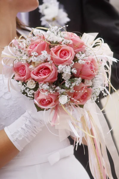 Wedding bouquet in hands of the bride in a white dress — Stock Photo, Image