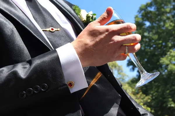 Groom holding champagne glass — Stock Photo, Image