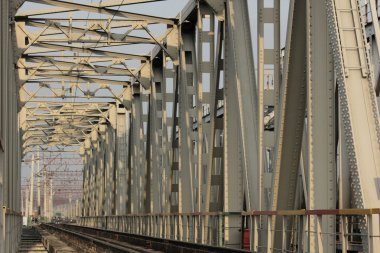 Demiryolu Köprüsü aracılığıyla