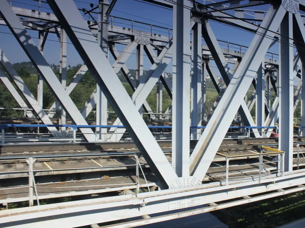 Pont ferroviaire moderne en métal — Photo