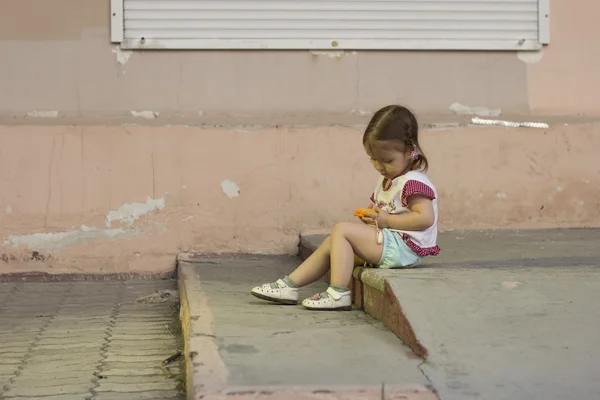 Liten flicka leker med leksak Tablet — Stockfoto