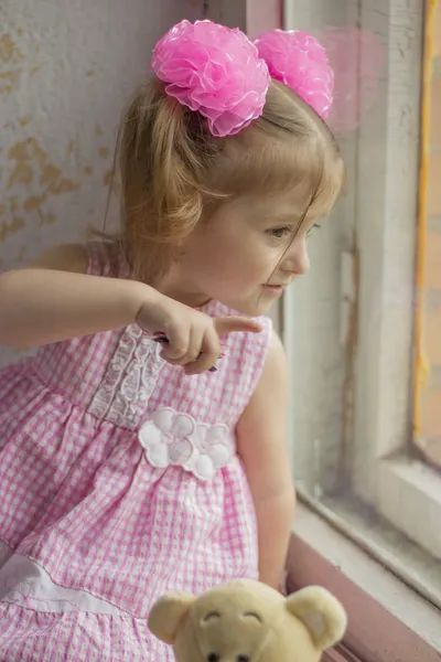 Dětské okno. Děti hledaje okno ukazující prstem na něco — Stock fotografie