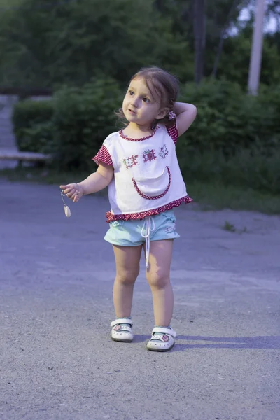 Little girl lost. The child was left alone at night on the street in the park and think which way to go — Stock Photo, Image