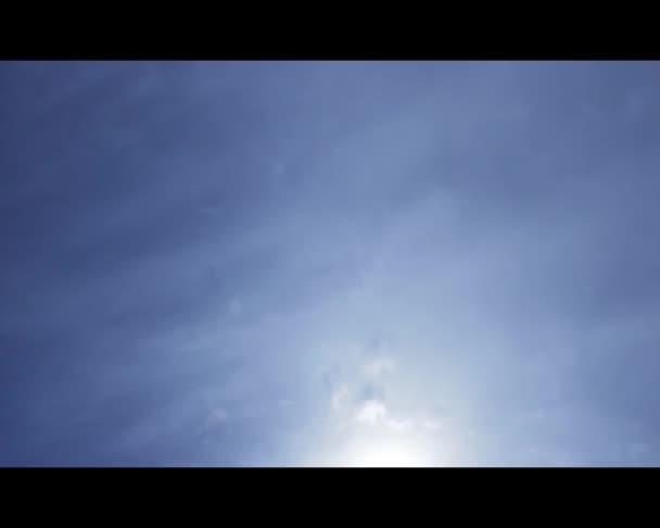 Klarer Himmel und Sonnenstrahl — Stockvideo