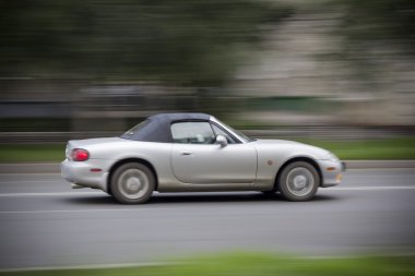 Yolda Cabriolet araba yarışı