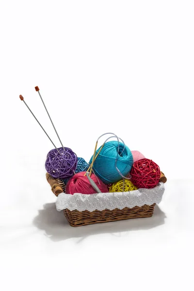 Tricô bolas de fios de cor e agulhas em cesta isolada no fundo branco — Fotografia de Stock