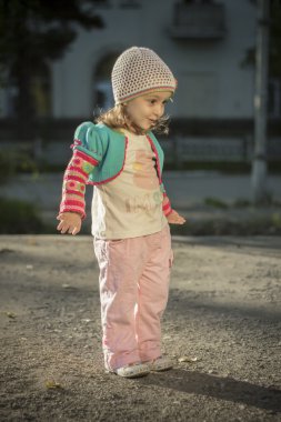 Küçük bir çocuk onun etrafında sokakta onun duyguları wow gördü şaşırır