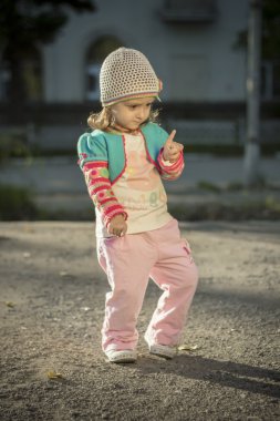 Parmak açık havada bir parkta küçük sevimli kız endeksi