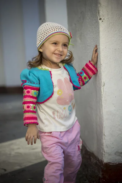 Menina em uma blusa e uma coluna — Fotografia de Stock