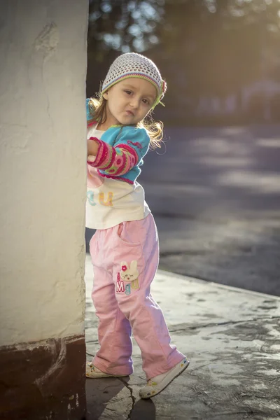 Girl in a blouse and a column — Stock Photo, Image