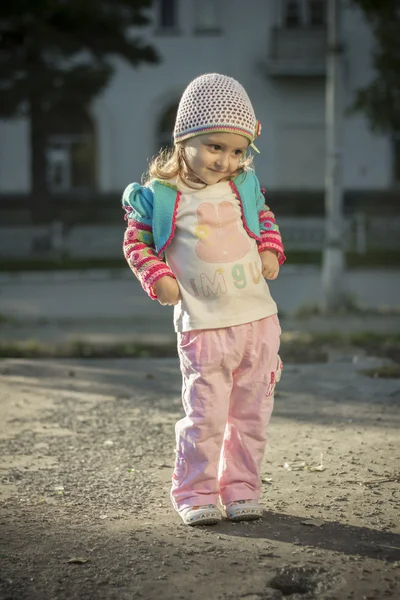 Dançando menina em blusa — Fotografia de Stock