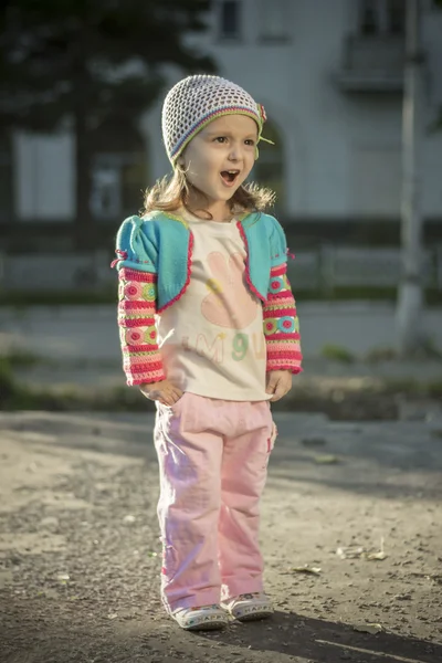 Dançando menina em blusa — Fotografia de Stock