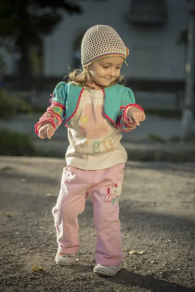 Dansende meisje in blouse — Stockfoto