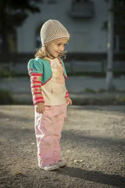 Dançando menina em blusa — Fotografia de Stock