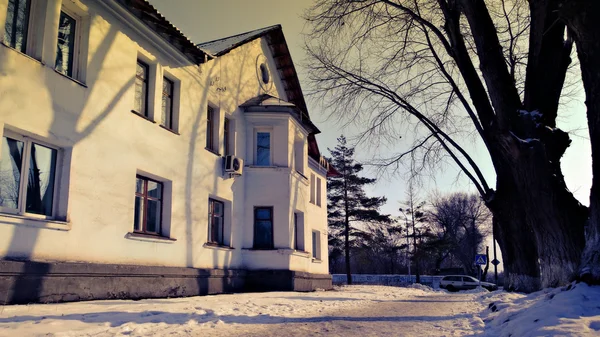 The house in the style of Stalin in the provincial Russian town. Bilding in style Stalin neoclassicism — Stock Photo, Image
