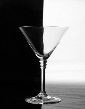 Damalı zemin üzerine boş bardak