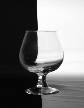 Damalı zemin üzerine boş bardak