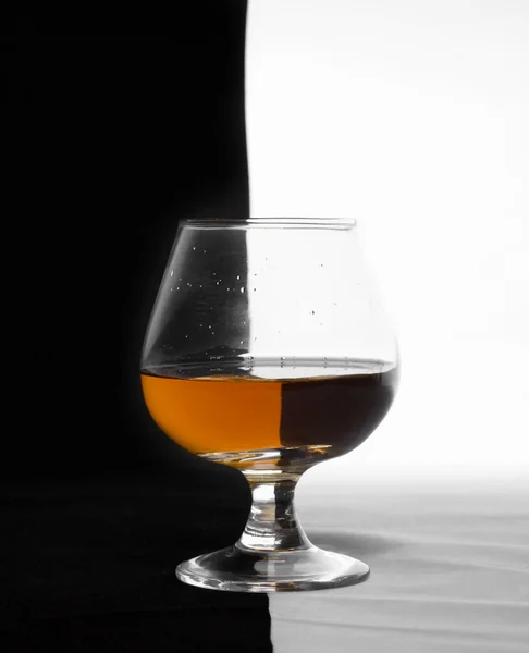 Verre avec boisson sur le fond des échecs . — Photo