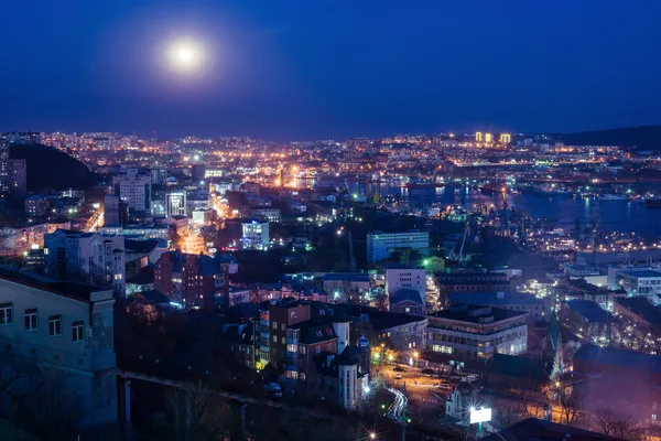 Volle maan over de stad — Stockfoto