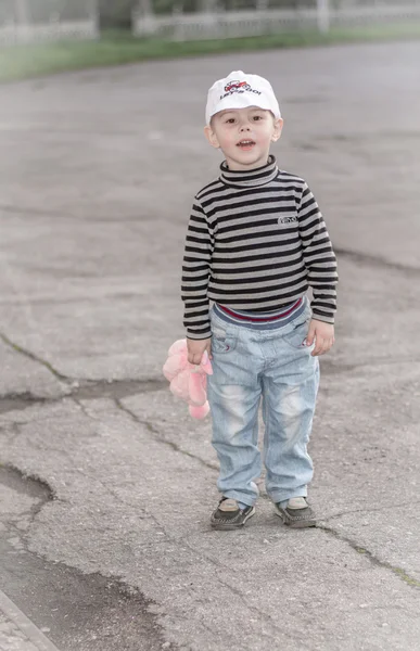 Jongen spelen — Stockfoto