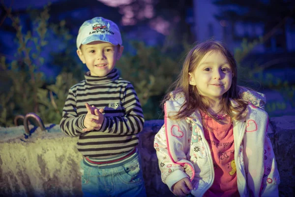 Kinderen spelen in de avond — Stockfoto