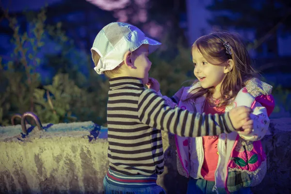 Niños jugando por la noche — Foto de Stock