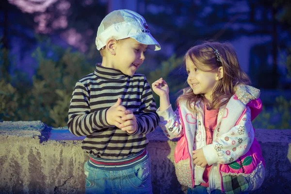 Niños jugando por la noche — Foto de Stock