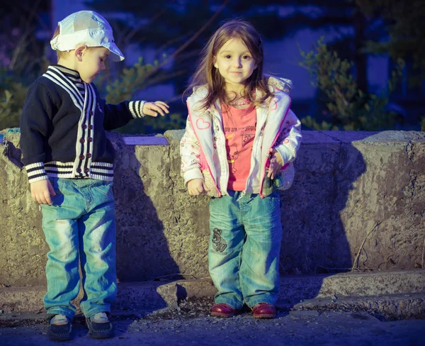 Niños jugando por la noche — Foto de Stock