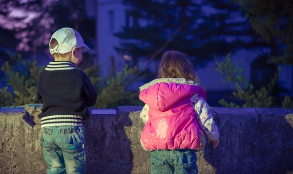 Děti si hrají ve večerních hodinách — Stock fotografie